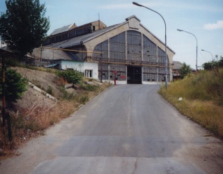 A Koppány és a Gubacsi utca sarkán lévő bejárat az ipari csarnokkal